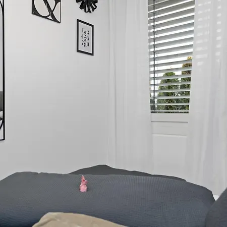 Anytime - An Der Uferpromenade